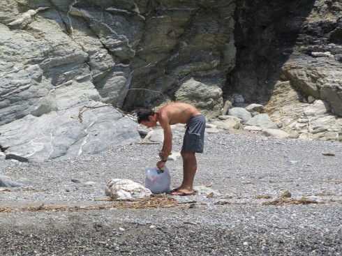 Ben picks up trash on the beach between dives.